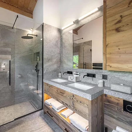 Chalet De Luxe Avec Piscine Et Espace Jeux, Proche Centre De - Fr-1-569-140